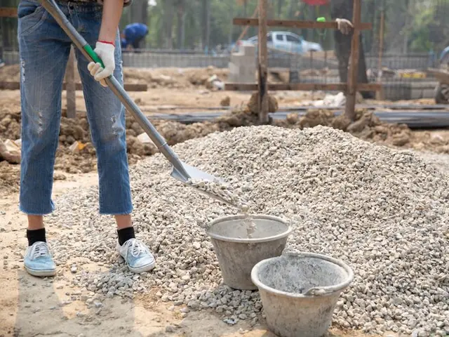 Pietriș încărcat cu lopata în găleți, pe un șantier